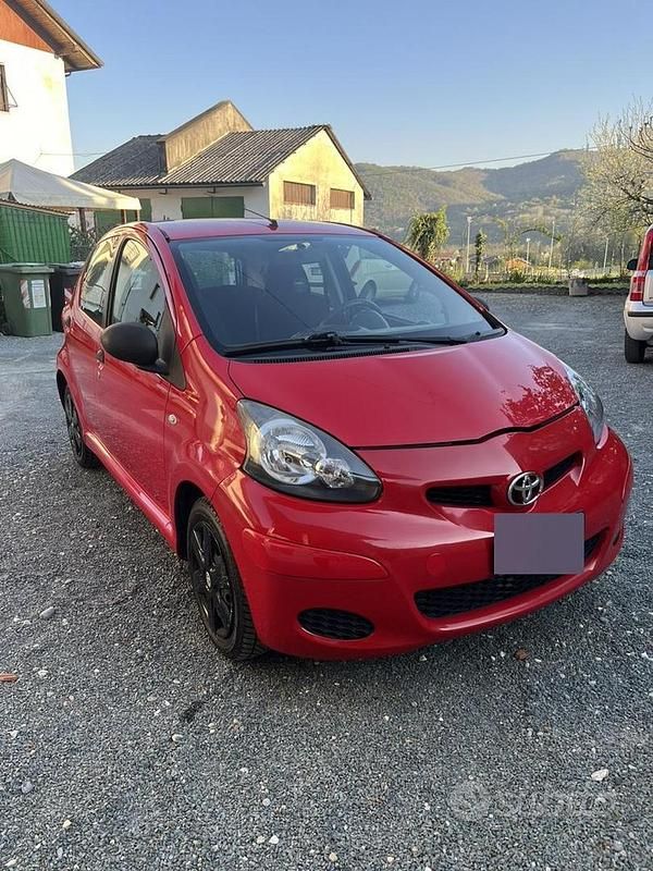 Usata Toyota Aygo 68 CV (50 kW) 2011 Rosso Utilitaria