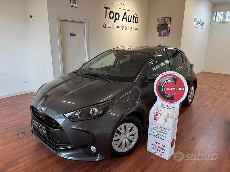 Grigio Usata 2021 Toyota Yaris Hybrid Active Tre volumi | 12.490 € (Super prezzo) - Immagine 1/4
