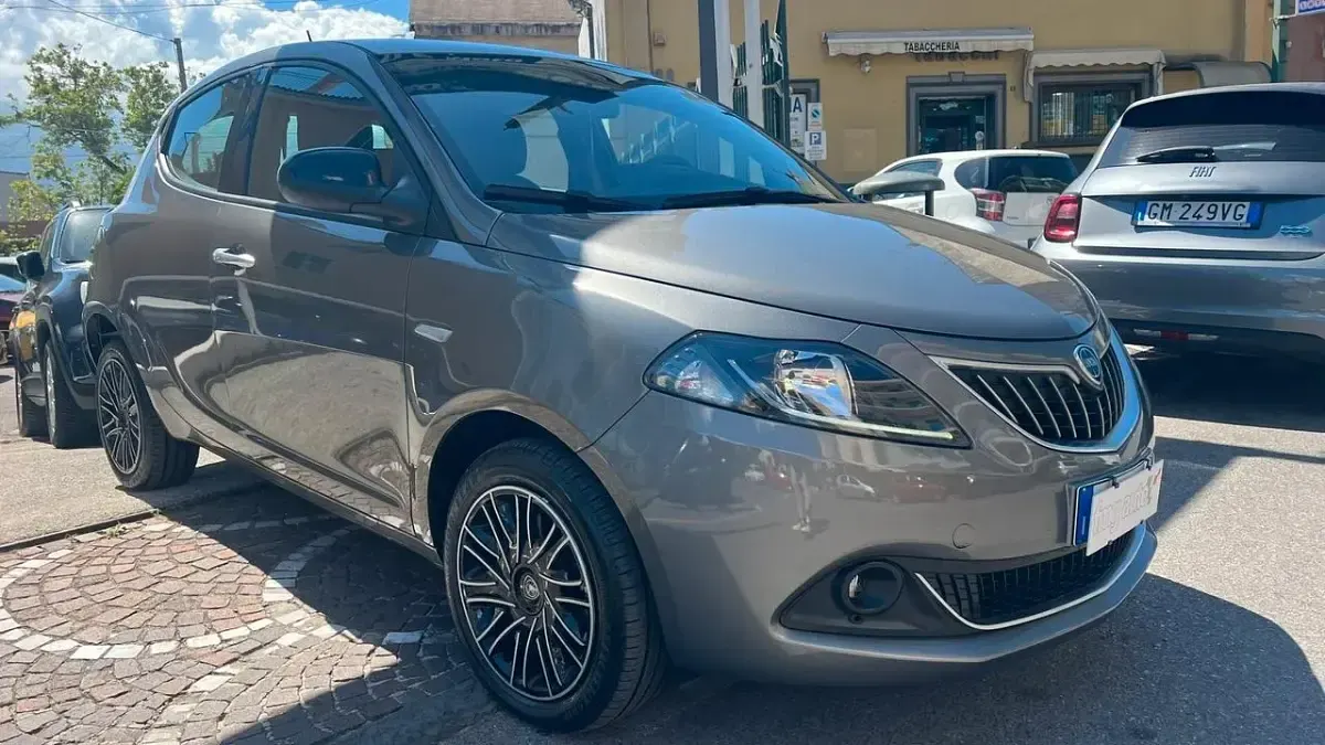 Usata Lancia Ypsilon Gold 69 CV (50 kW) 2022 Grigio Utilitaria