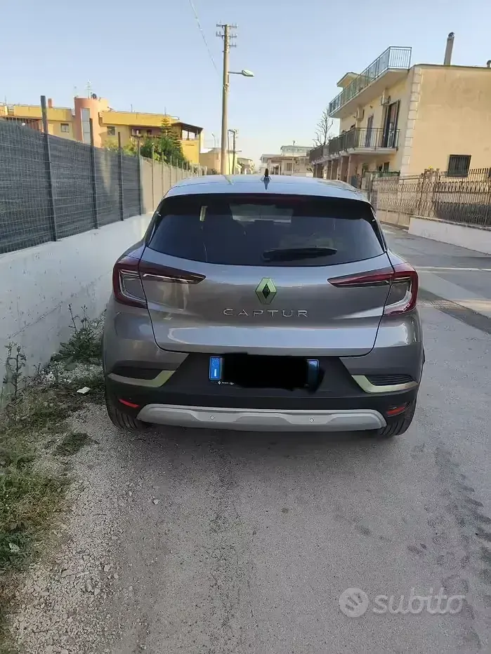 Usata Renault Captur Techno 101 CV (74 kW) 2024 Grigio SUV