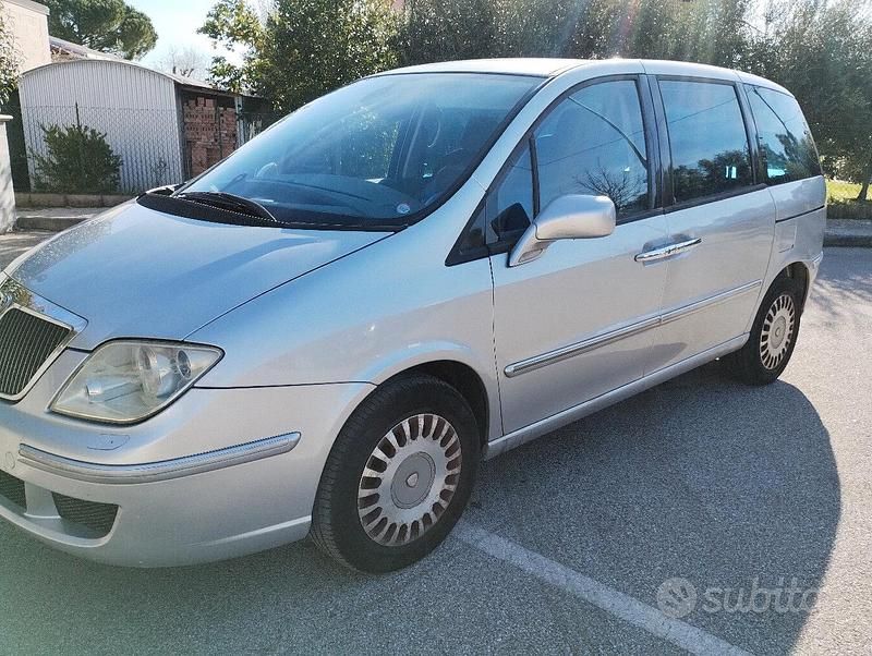 Usata Lancia Phedra 128 CV (94 kW) 2005 Grigio Monovolume