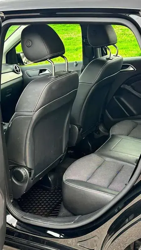 Usata Mercedes B180 Business 109 CV (80 kW) 2018 Nero Utilitaria