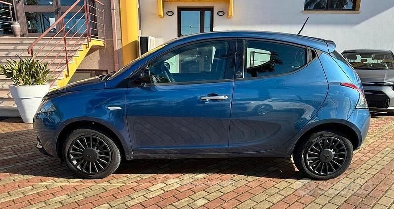 Usata Lancia Ypsilon Silver 69 CV (50 kW) 2021 Blu/azzurro Utilitaria