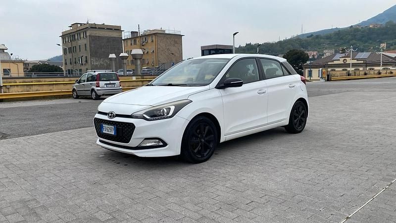 Usata Hyundai i20 82 CV (60 kW) 2016 Bianco Berlina