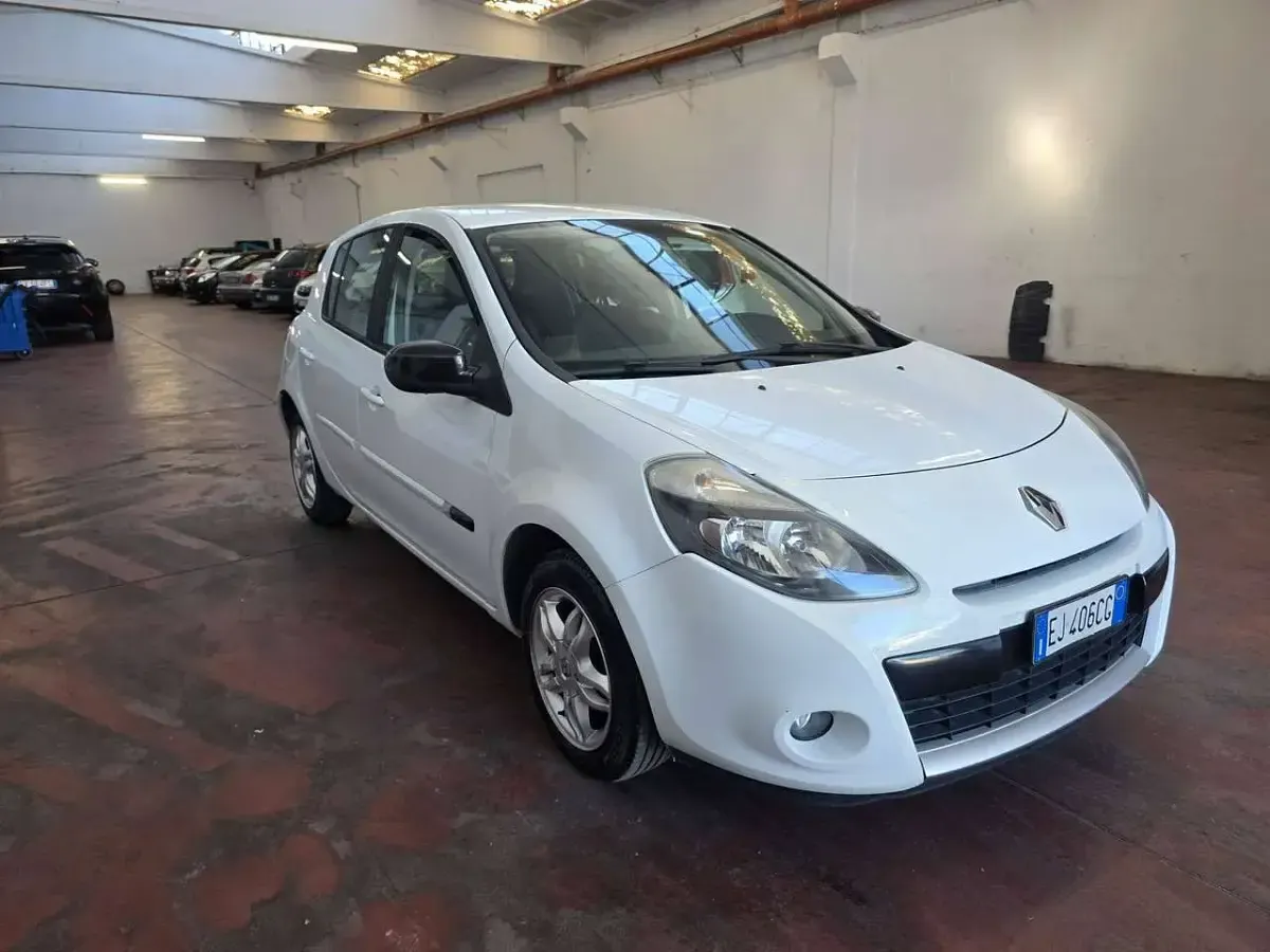 Usata Renault Clio III Dynamique 75 CV (55 kW) 2011 Other Berlina