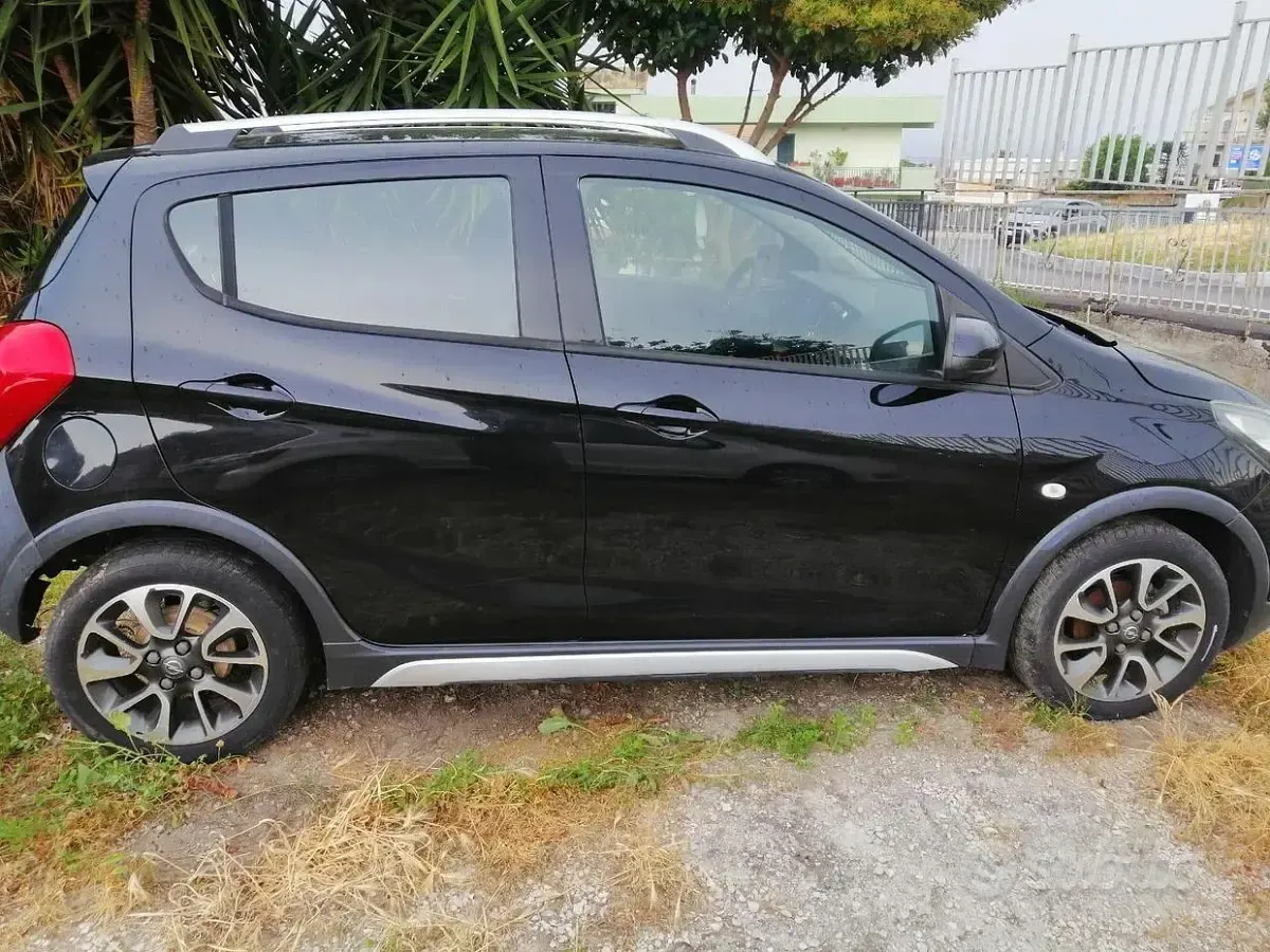 Usata Opel Karl Rocks 75 CV (55 kW) 2020 Nero Utilitaria
