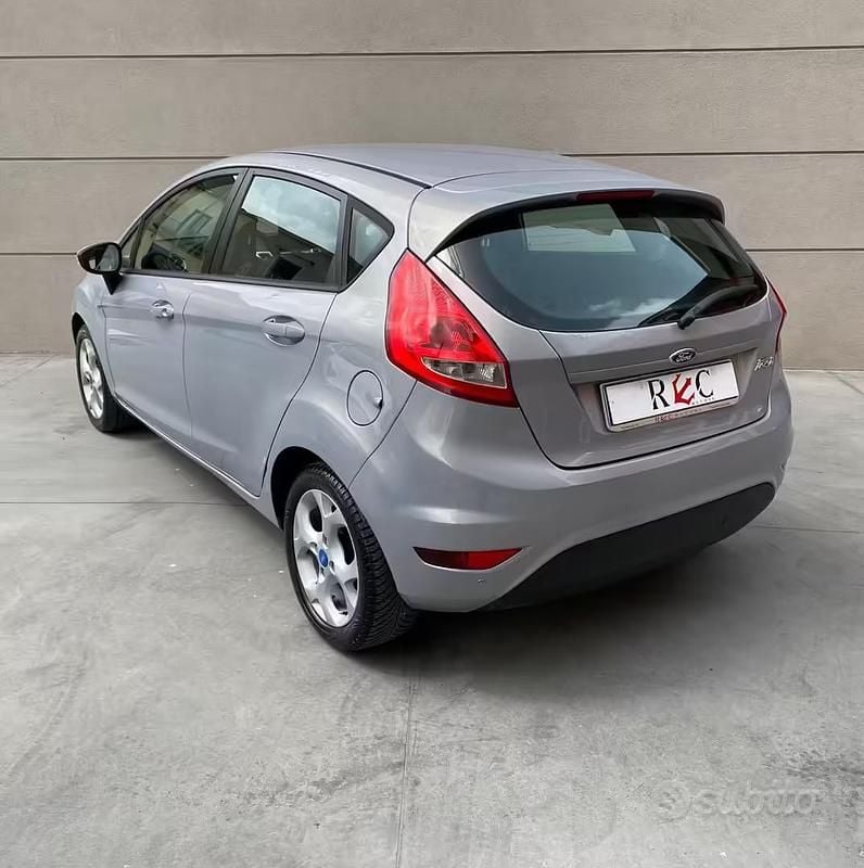 Usata Ford Fiesta 97 CV (71 kW) 2012 Grigio Utilitaria