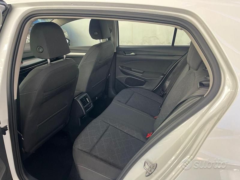 Usata VW Golf VIII Life 110 CV (80 kW) 2022 Bianco Berlina