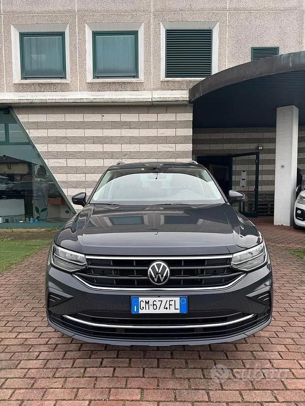 Grigio Usata 2023 VW Tiguan R-line SUV | 22.400 € (Super prezzo) - Immagine 1/4