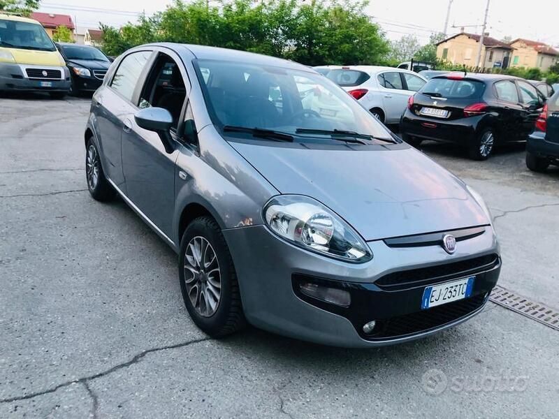 Grigio Usata 2011 Fiat Punto Evo Due volumi | 4000 € (Buon prezzo) - Immagine 1/4