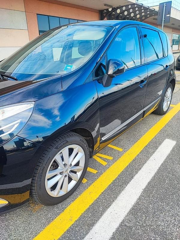 Usata Renault Scénic III 110 CV (80 kW) 2013 Nero Monovolume
