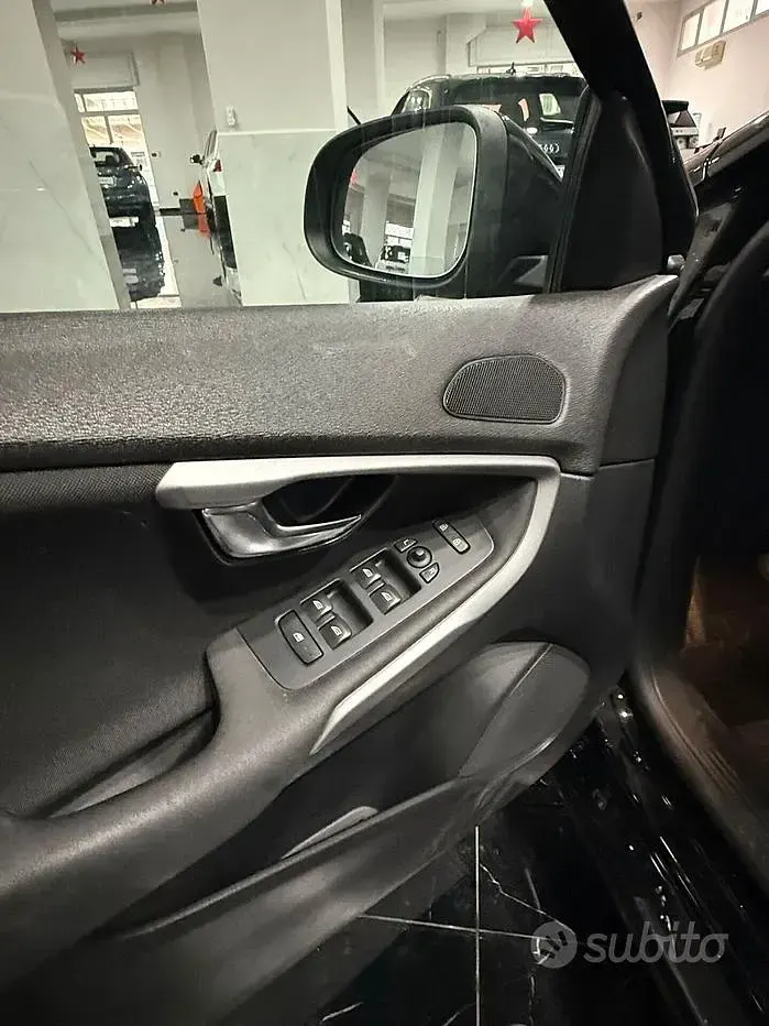 Usata Volvo V40 Momentum 120 CV (88 kW) 2017 Nero Station wagon