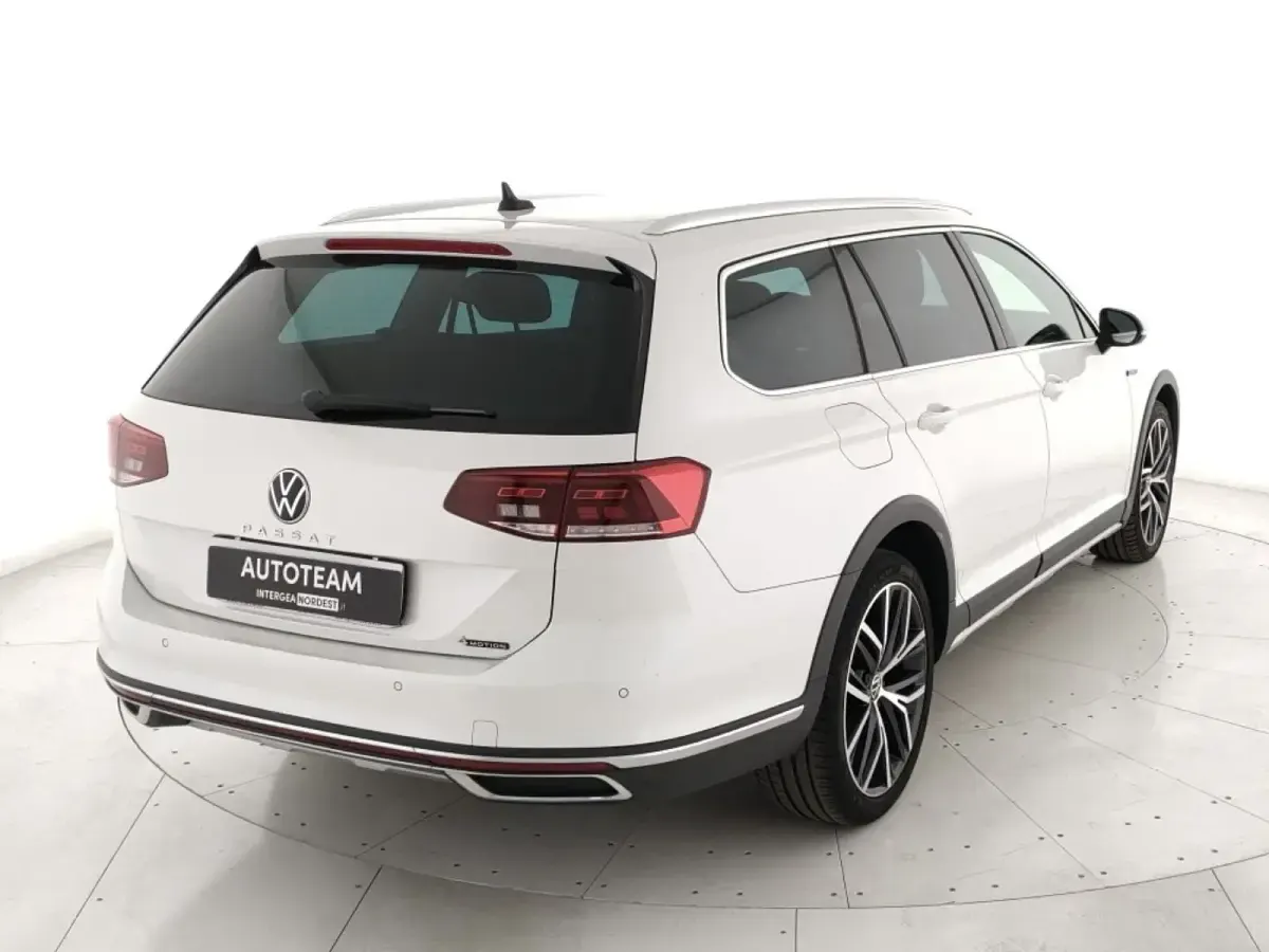 Usata VW Passat Alltrack 200 CV (147 kW) 2022 Bianco Station wagon