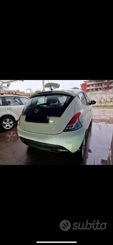 Usata Lancia Ypsilon 85 CV (62 kW) 2013 Bianco Utilitaria