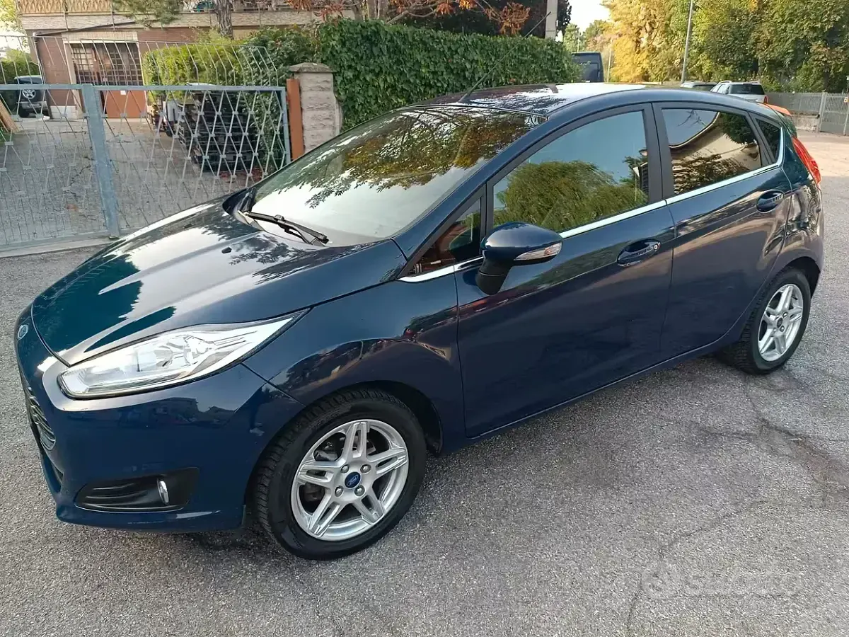 Usata Ford Fiesta Titanium 97 CV (71 kW) 2014 Blu Utilitaria