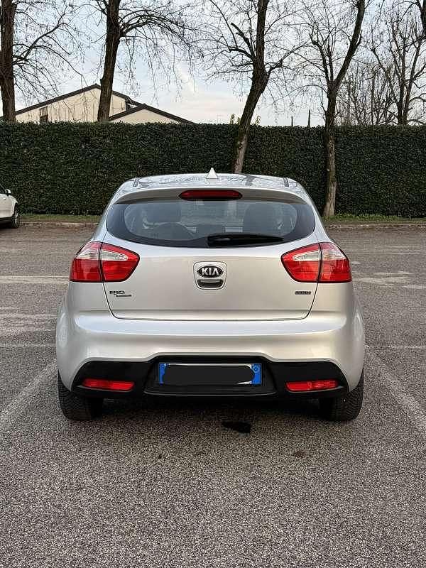 Usata Kia Rio EX 75 CV (55 kW) 2013 Grigio Berlina