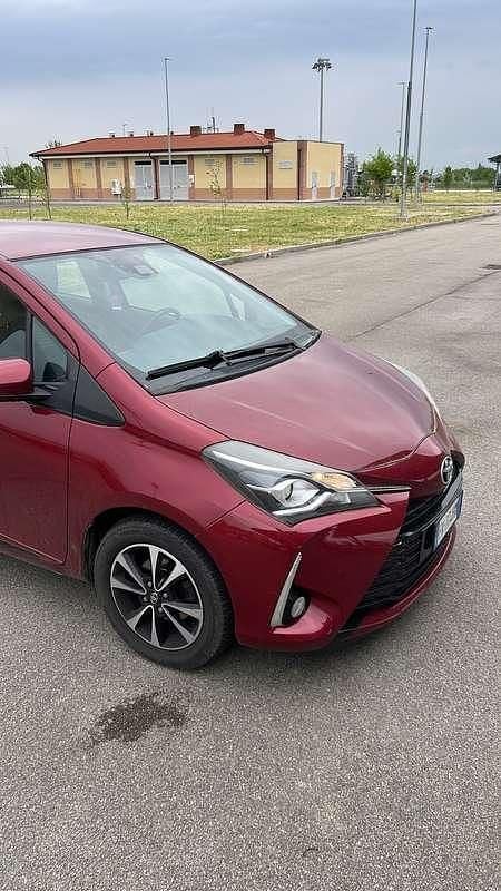 Usata Toyota Yaris Lounge 69 CV (50 kW) 2017 Berlina