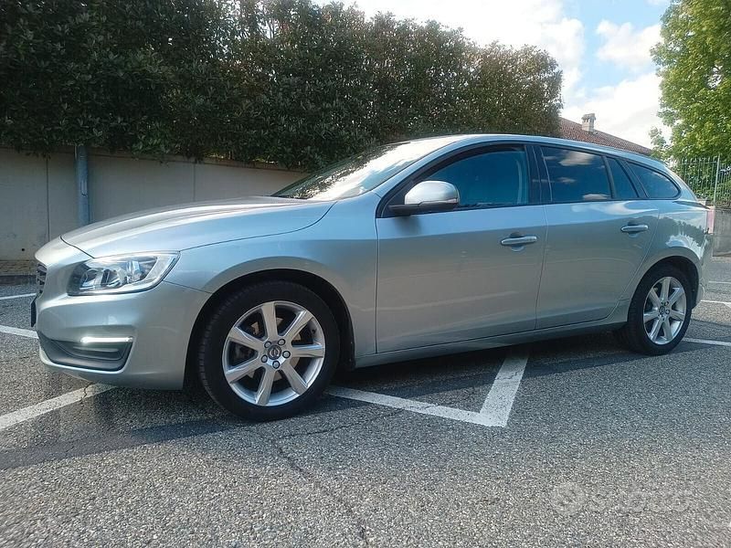 Usata Volvo V60 150 CV (110 kW) 2018 Grigio Station wagon