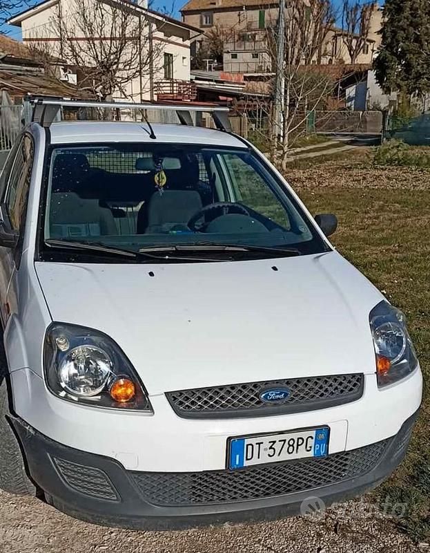 Usata Ford Fiesta 68 CV (50 kW) 2008 Bianco Berlina