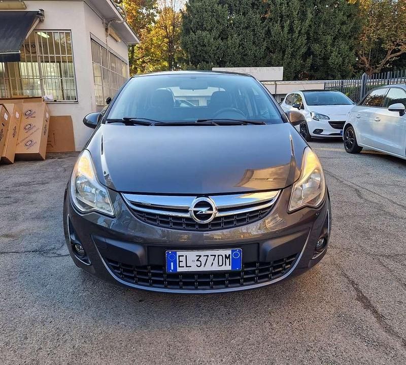 Usata Opel Corsa Cosmo 101 CV (74 kW) 2012 Grigio Berlina