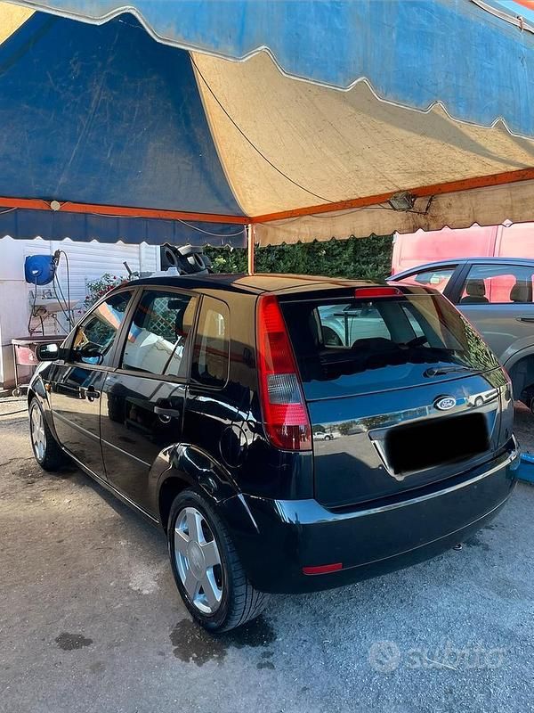 Usata Ford Fiesta 75 CV (55 kW) 2004 Nero Utilitaria