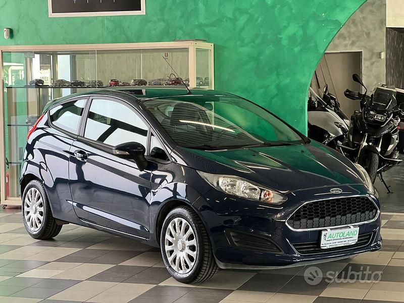 Usata Ford Fiesta Business Edition 75 CV (55 kW) 2016 Blu pastello Utilitaria