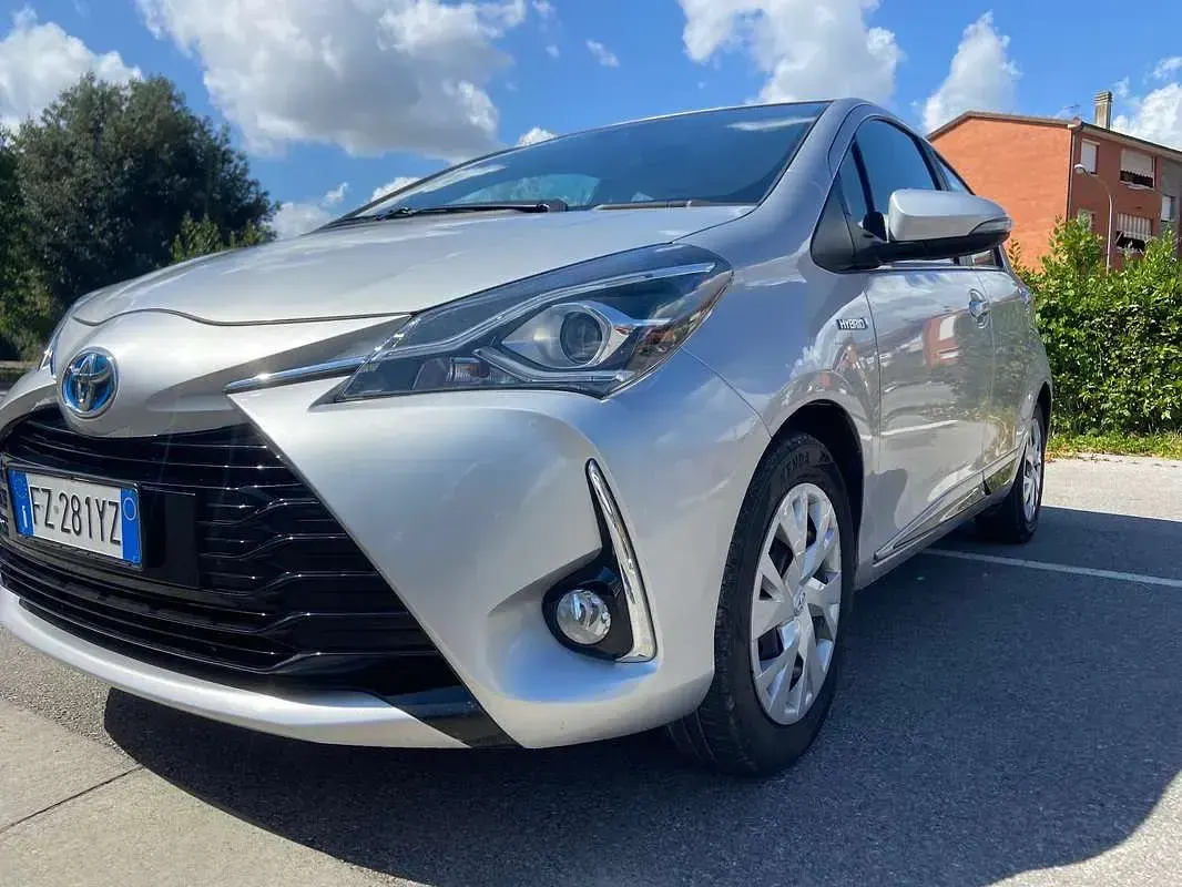Usata Toyota Yaris Hybrid Active 73 CV (53 kW) 2020 Argento Berlina