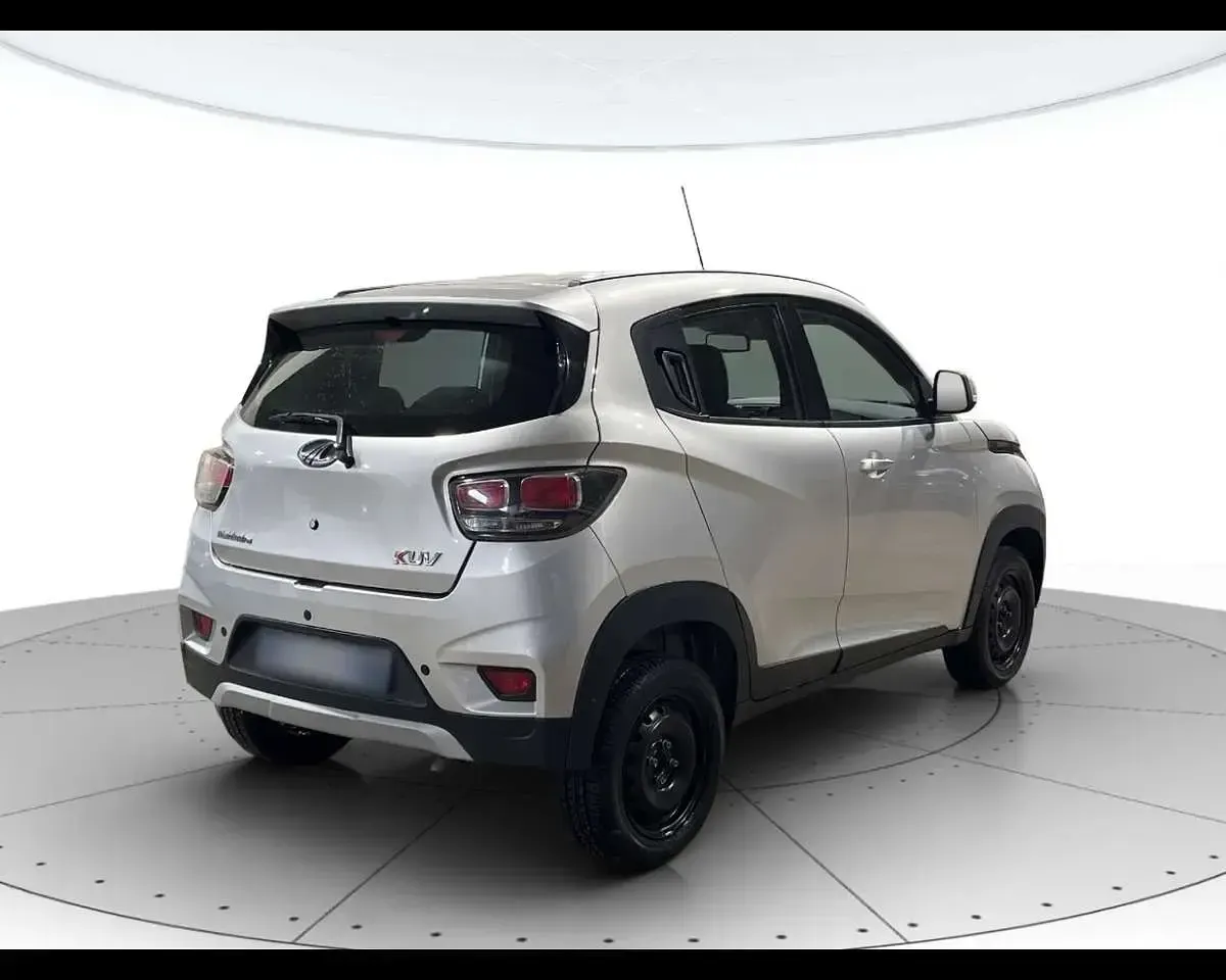 Usata Mahindra KUV100 87 CV (63 kW) 2025 Grigio argento SUV
