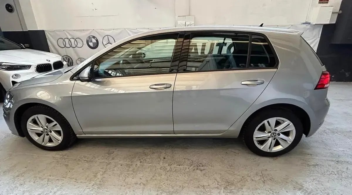Używany VW Golf VII Trendline 116 KM (85 kW) 2019 Srebrny Sedan/Limuzyna