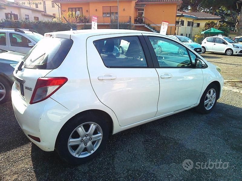 Usata Toyota Yaris Lounge 69 CV (50 kW) 2012 Bianco Berlina