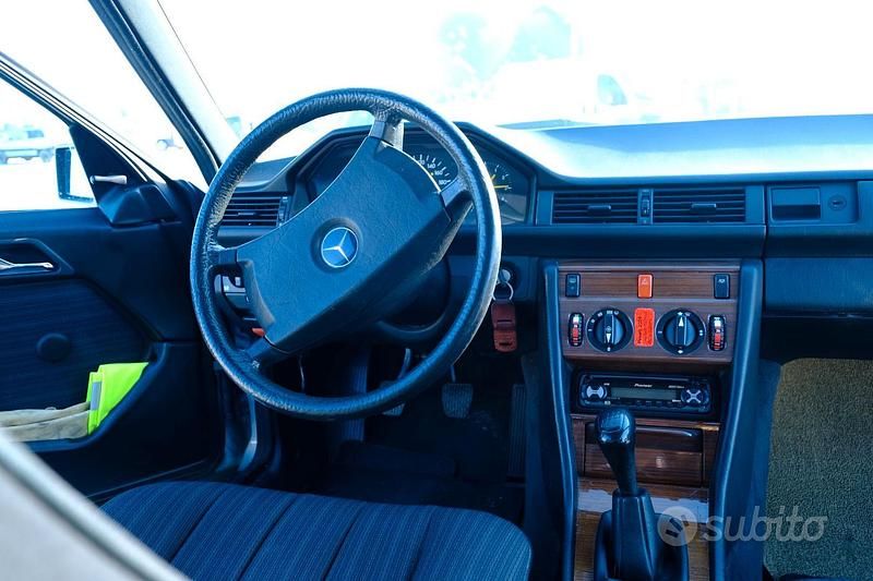 Usata Mercedes 200 122 CV (89 kW) 1989 Grigio Berlina