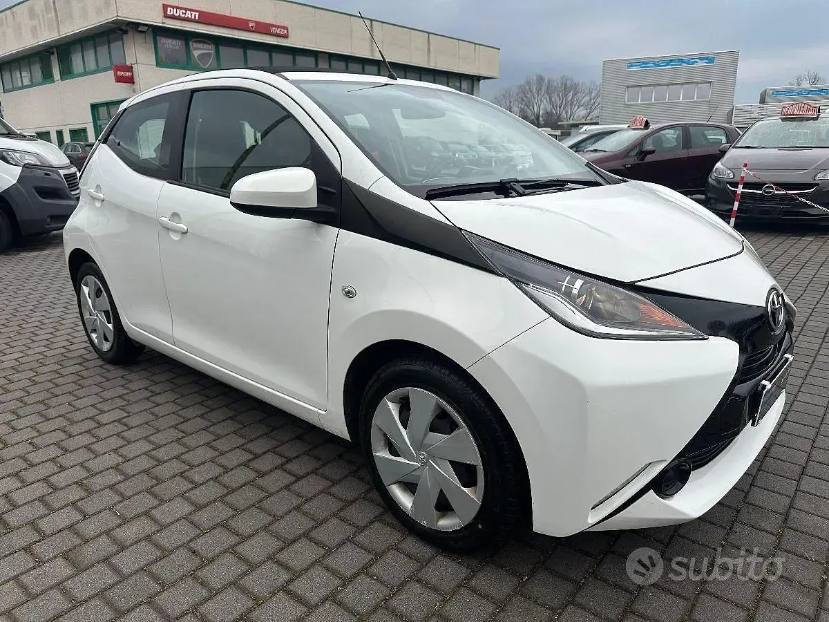 Usata Toyota Aygo X-play 68 CV (50 kW) 2017 Bianco Utilitaria