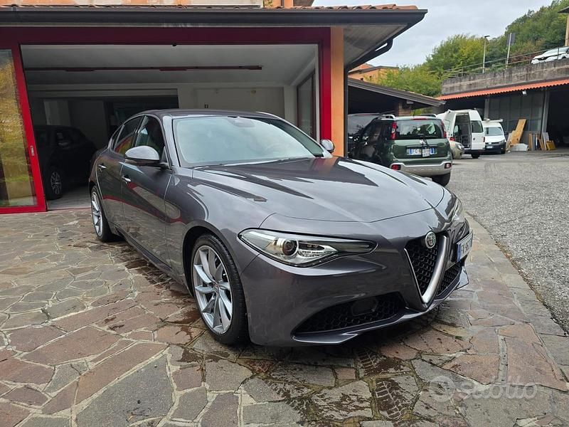 Grigio Usata 2017 Alfa Romeo Giulia Super Tre volumi | 16.000 € (Buon prezzo) - Immagine 1/4