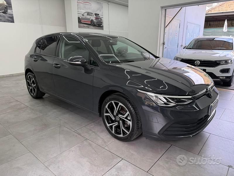 Usata VW Golf VIII Life 116 CV (85 kW) 2022 Grigio Berlina