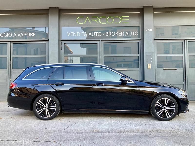 Nero Usata 2020 Mercedes E200 Tre volumi | 22.500 € (Buon prezzo) - Immagine 1/4