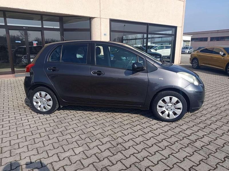 Usata Toyota Yaris 69 CV (50 kW) 2010 Grigio Utilitaria