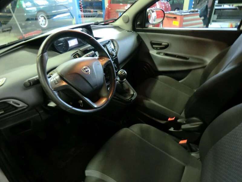 Usata Lancia Ypsilon Gold 69 CV (50 kW) 2016 Argento Utilitaria