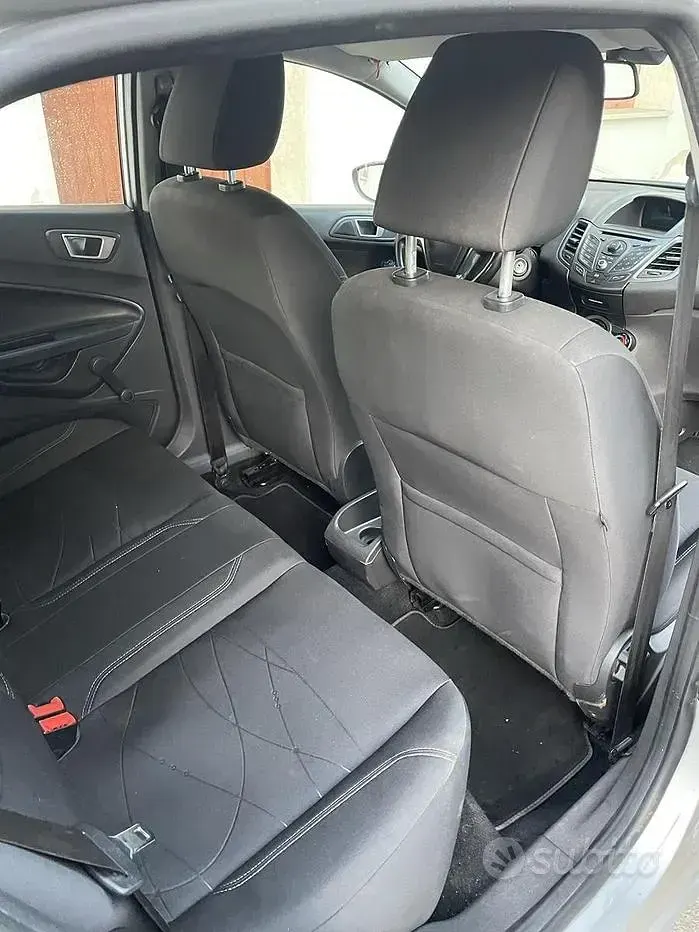 Usata Ford Fiesta 97 CV (71 kW) 2014 Grigio Utilitaria
