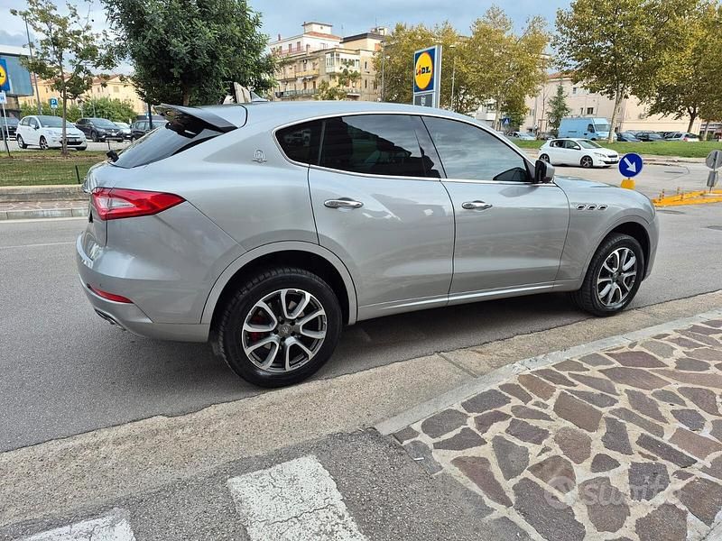 Usata Maserati Levante 250 CV (183 kW) 2018 Grigio SUV