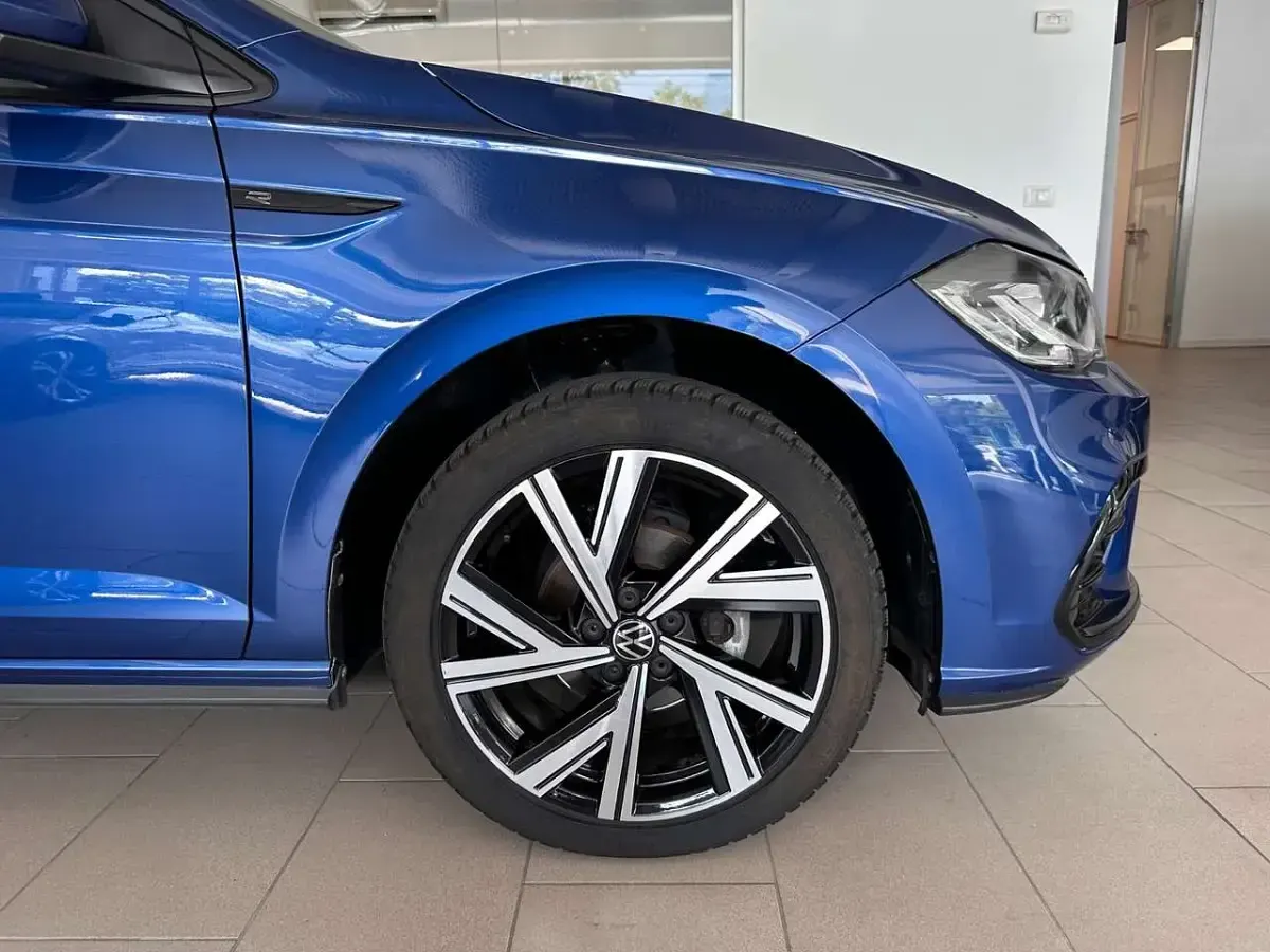 Usata VW Polo R-line 95 CV (69 kW) 2022 Blu/azzurro Utilitaria