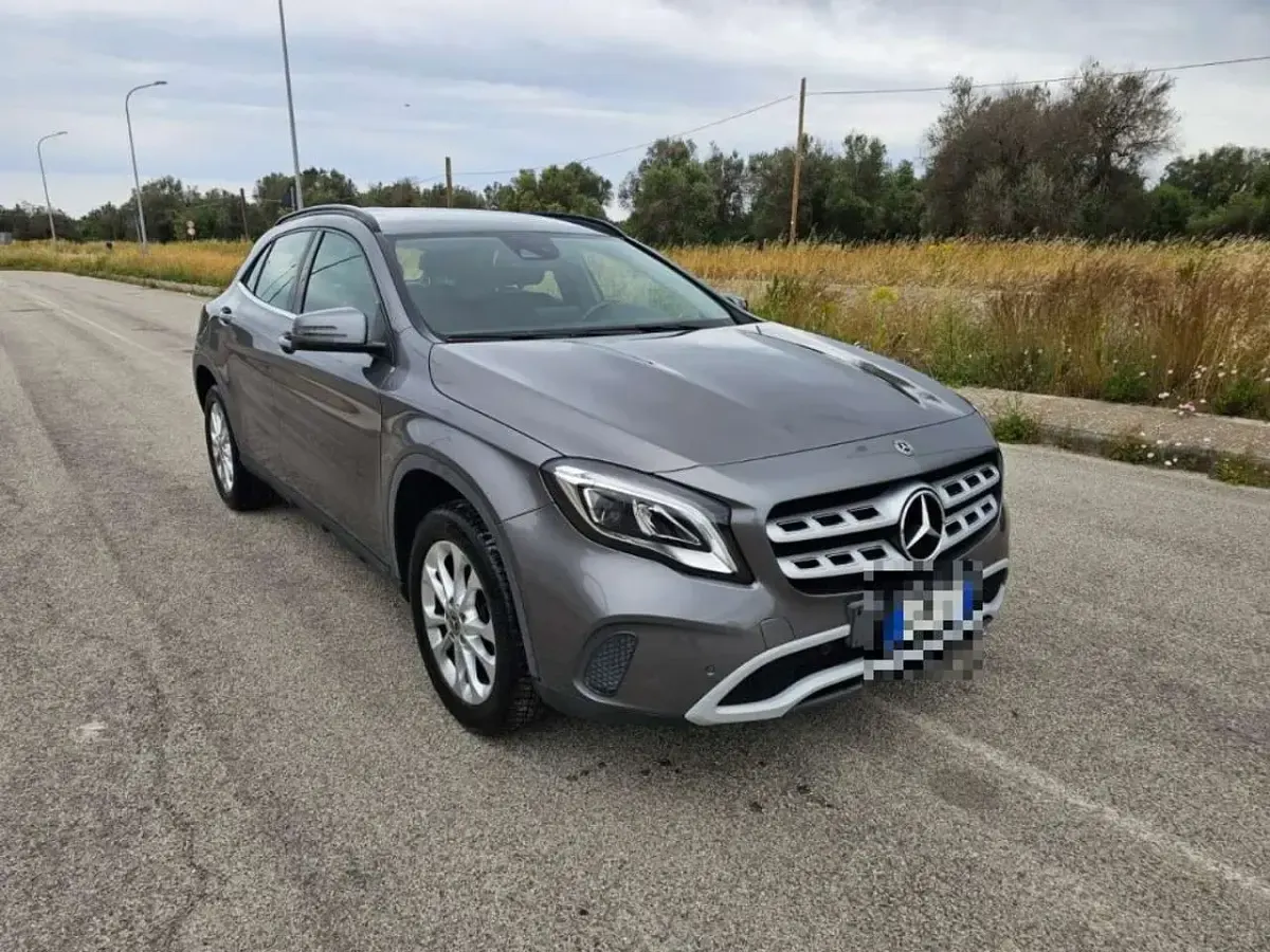 Usata Mercedes GLA180 Business 109 CV (80 kW) 2018 Grigio SUV