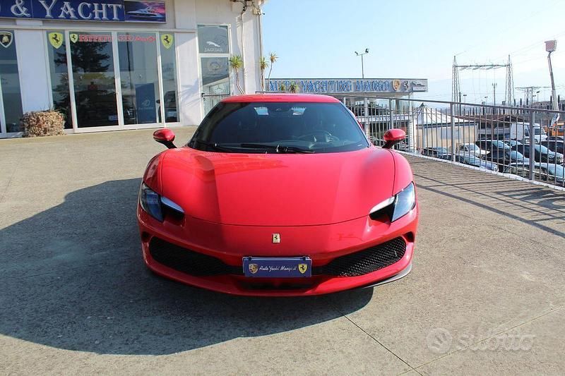 Usata Ferrari 296 840 CV (617 kW) 2023 Rosso Coupé