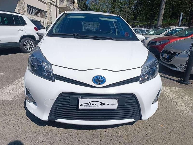 Usata Toyota Yaris Hybrid Lounge 75 CV (55 kW) 2012 Bianco Berlina