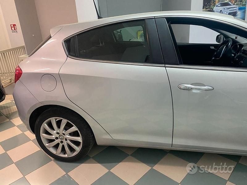 Grigio Usata 2016 Alfa Romeo Giulietta Tre volumi | 9750 € - Immagine 1/4