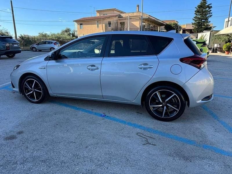 Usata Toyota Auris Hybrid Style 99 CV (72 kW) 2018 Argento Berlina
