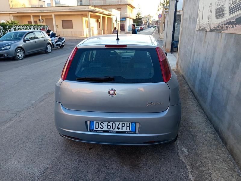 Usata Fiat Grande Punto Dynamic 75 CV (55 kW) 2008 Grigio Utilitaria