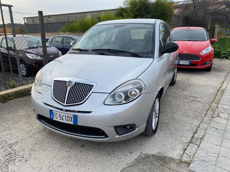 Argento Usata 2011 Lancia Ypsilon Due volumi | 4200 € (Buon prezzo) - Immagine 1/4