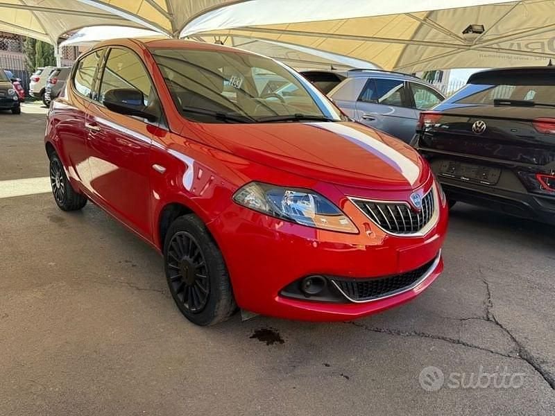 Usata Lancia Ypsilon Silver 69 CV (50 kW) 2022 Rosso Utilitaria