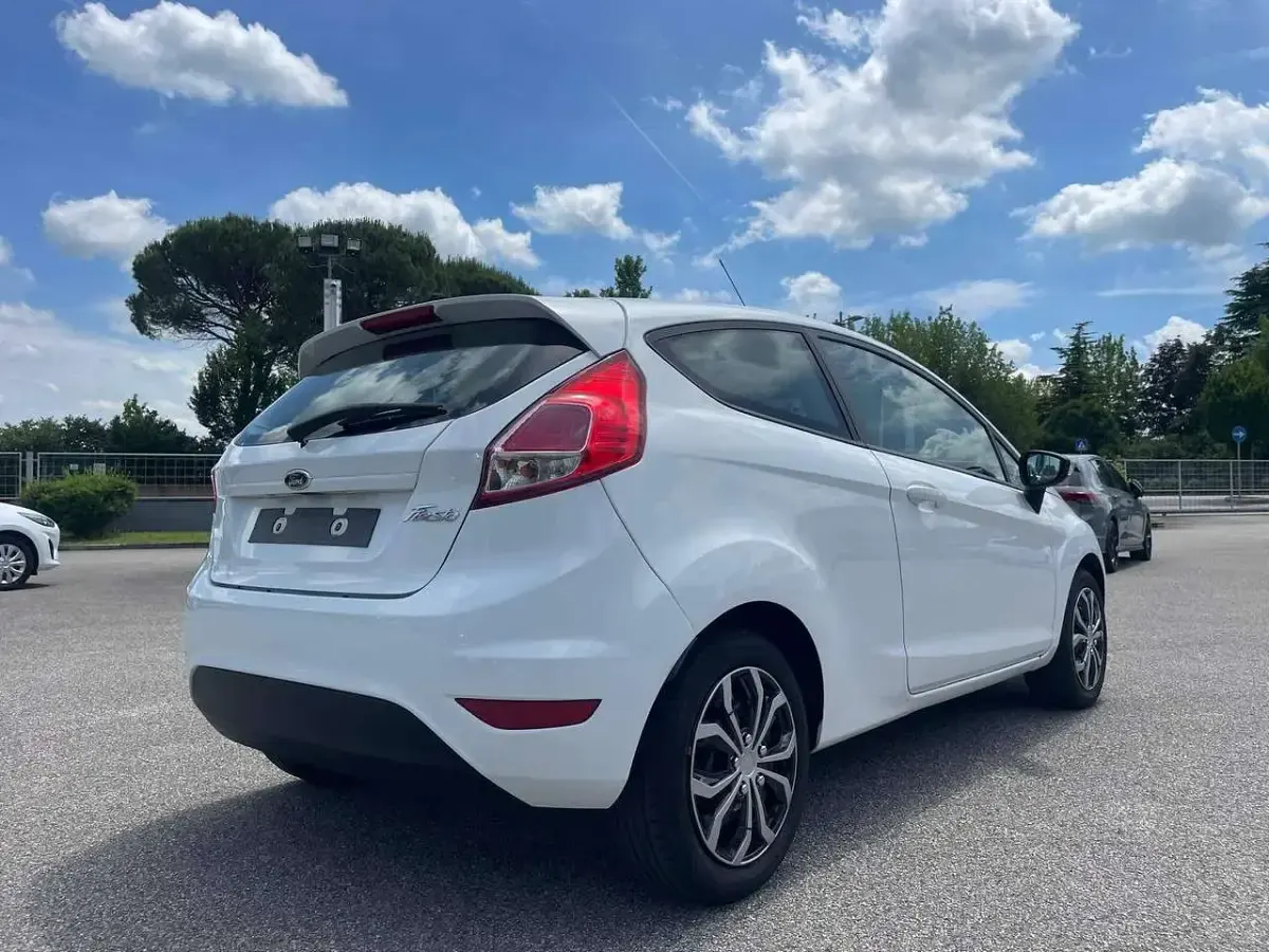 Usata Ford Fiesta 82 CV (60 kW) 2013 Bianco Berlina