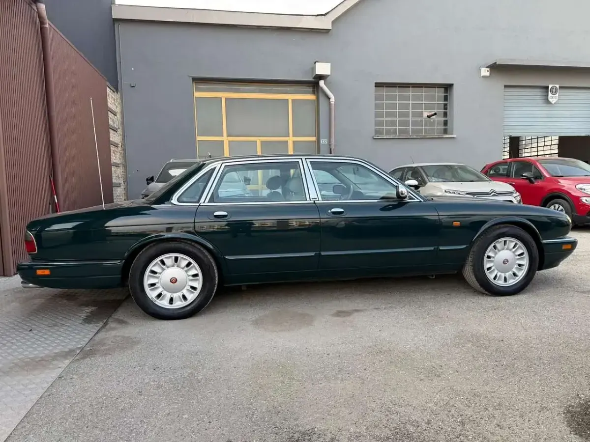 Usata Jaguar XJ 241 CV (177 kW) 1995 Verde Berlina